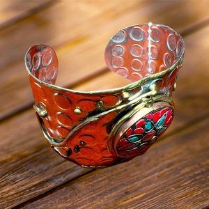 Metal bracelet with flower design